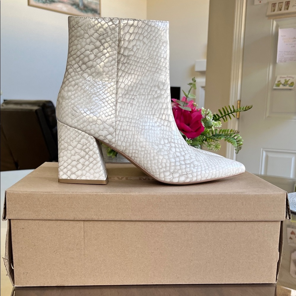 Steve Madden White gray Snakeskin Ankle Boots, 8.5